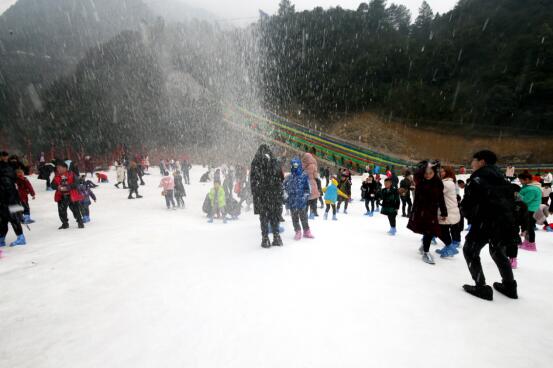 买一张票玩两个景区 奥陶纪耍雪性价比高