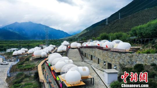 图为雅尼湿地景区星空泡泡屋。　赵朗 摄