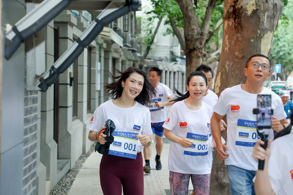 参赛选手活力开跑，奔向打卡点