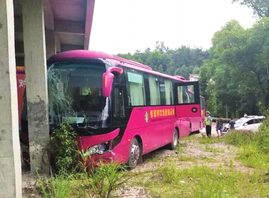 13名韩国游客张家界遇车祸后获救 韩国驻武汉总领事馆致谢